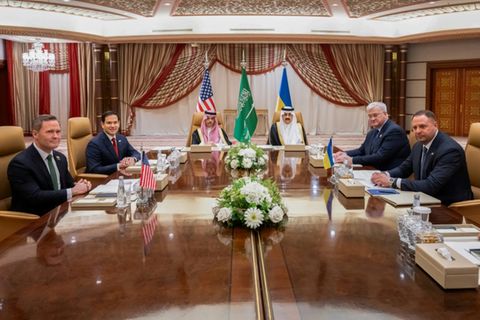 Die Delegationen der USA (l.) und der Ukraine