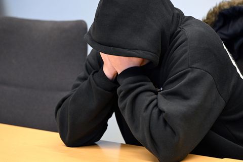 Der Mann, der seine Stieftochter in Siegen schwängerte versteckt seine Hände hinter seinem Gesicht