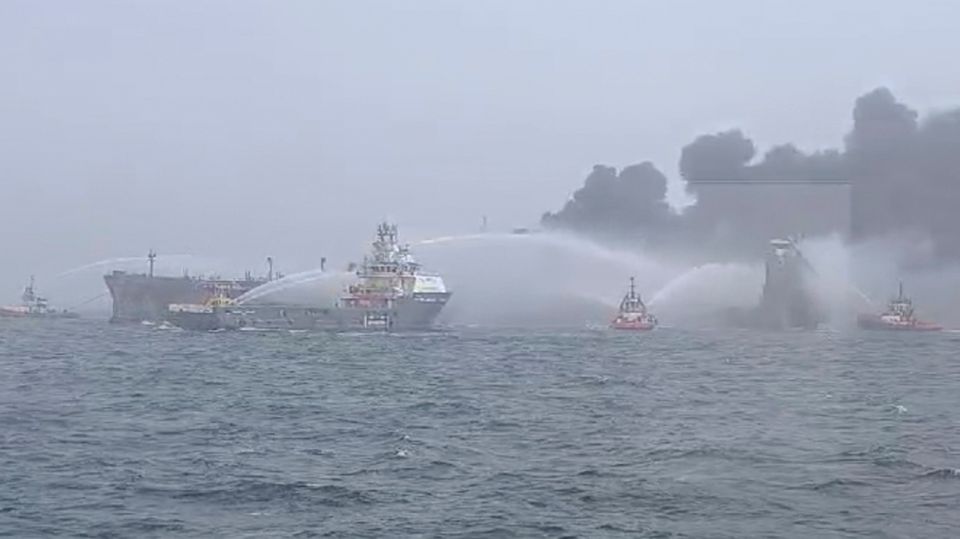 Schiffsunglück in der Nordsee: Rettungskräfte versuchen am Montag, die beiden vor der ostenglischen Küste kollidierten und in Brand geratenen Schiffe zu löschen Rettungskräfte versuchen am Montag, die beiden vor der ostenglischen Küste kollidierten und in Brand geratenen Schiffe zu löschen