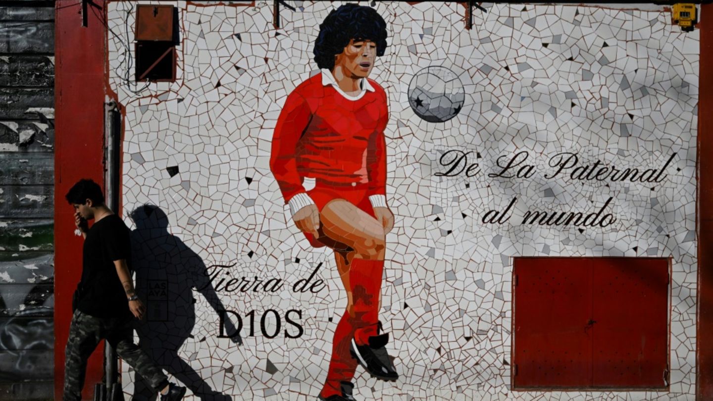 Wandgemälde mit Maradona vor dem nach ihm benannten Stadium in Buenos Aires