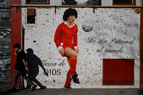 Wandgemälde mit Maradona vor dem nach ihm benannten Stadium in Buenos Aires