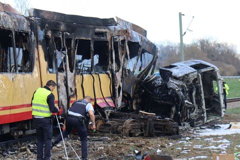 Die Polizei nimmt nach einem Zusammenstoß zwischen einem Tanklaster und einer Stadtbahn die Unfallstelle in Augenschein