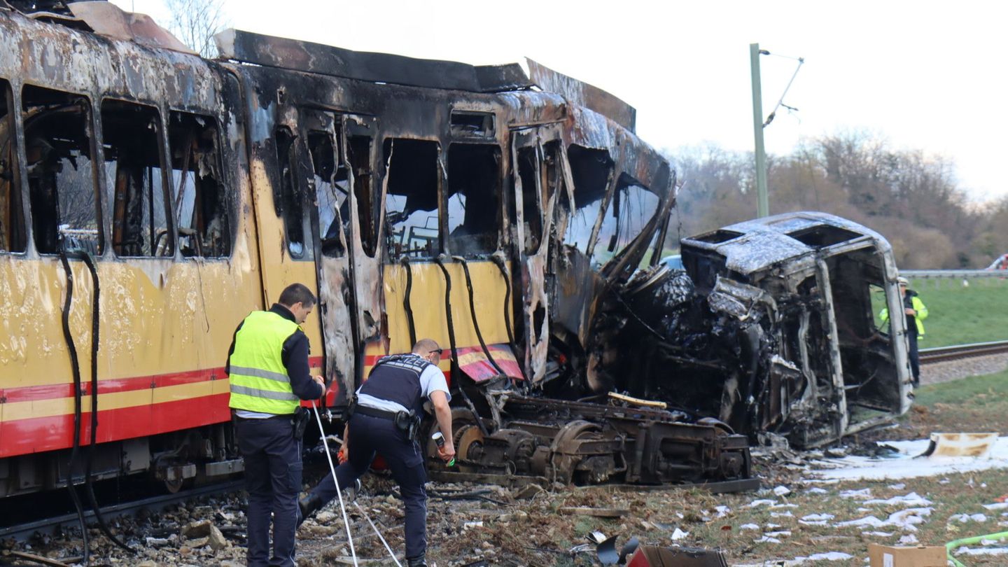 Die Polizei nimmt nach einem Zusammenstoß zwischen einem Tanklaster und einer Stadtbahn die Unfallstelle in Augenschein