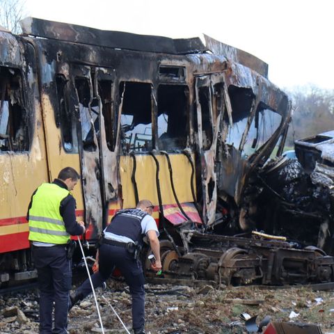Die Polizei nimmt nach einem Zusammenstoß zwischen einem Tanklaster und einer Stadtbahn die Unfallstelle in Augenschein