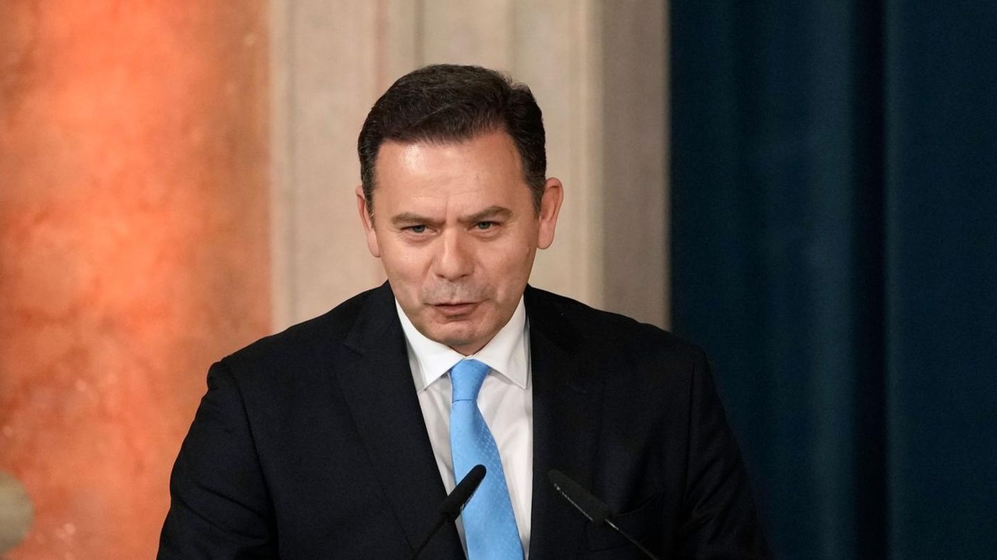 Luís Montenegro, Regierungschef von Portugal, steht an einem Rednerpult und spricht