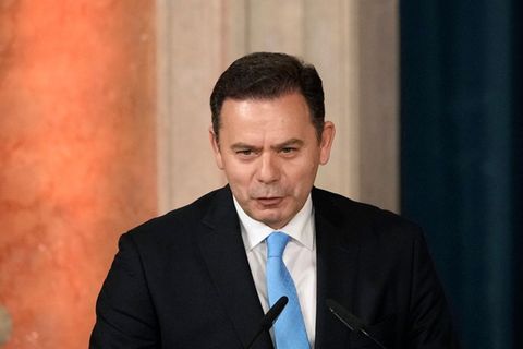 Luís Montenegro, Regierungschef von Portugal, steht an einem Rednerpult und spricht