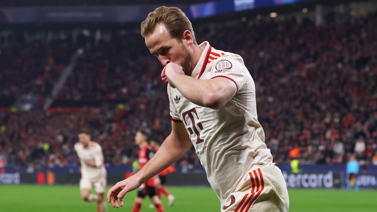 Harry Kane vom FC Bayern München küsst nach seinem Tor gegen Bayer Leverkusen seine linke Hand