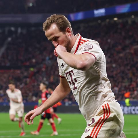 Harry Kane vom FC Bayern München küsst nach seinem Tor gegen Bayer Leverkusen seine linke Hand