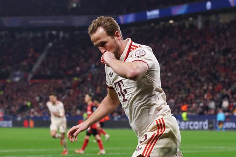 Harry Kane vom FC Bayern München küsst nach seinem Tor gegen Bayer Leverkusen seine linke Hand