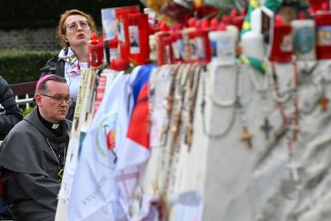 Gebete vor dem Gemelli-Krankenhaus in Rom