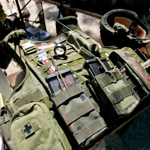 Eine schusssichere Weste liegt als Anschauungsmaterial auf einem Tisch