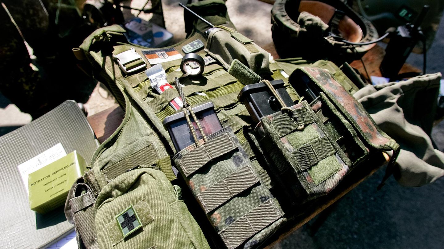 Eine schusssichere Weste liegt als Anschauungsmaterial auf einem Tisch