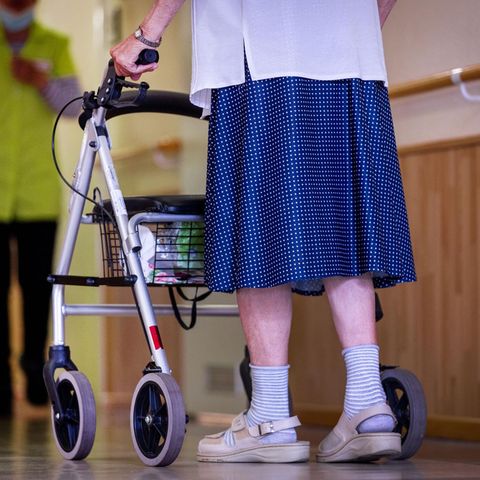 Pflegeversicherung: Eine alte Dame mit Rollator