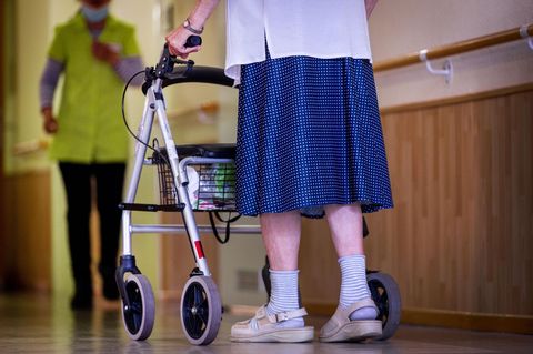 Pflegeversicherung: Eine alte Dame mit Rollator