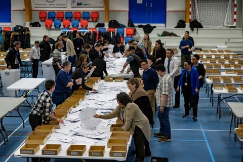 Wahlhelfer zählen Stimmzettel in Grönland aus