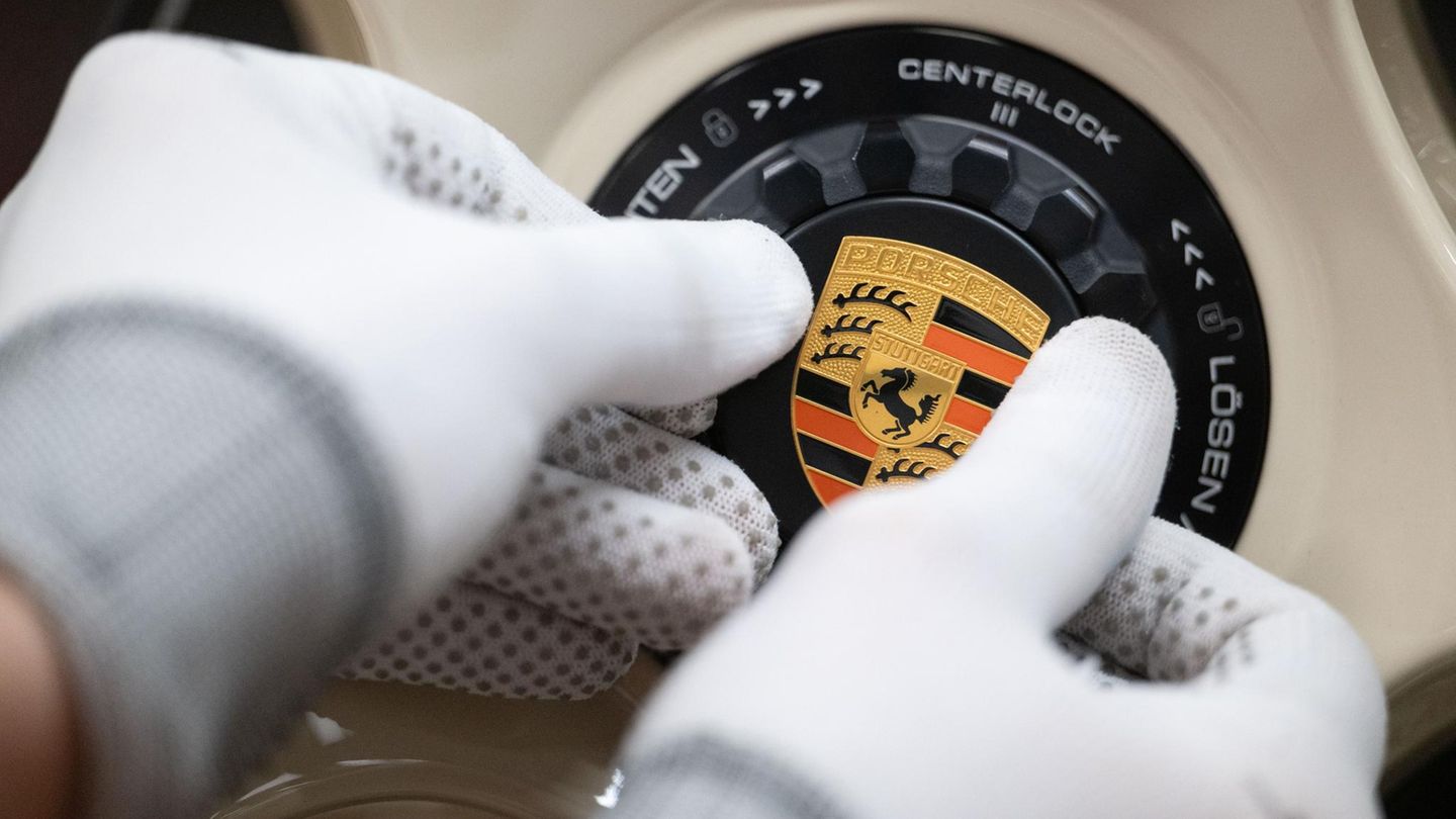 Ein Mitarbeiter arbeitet an einem Porsche