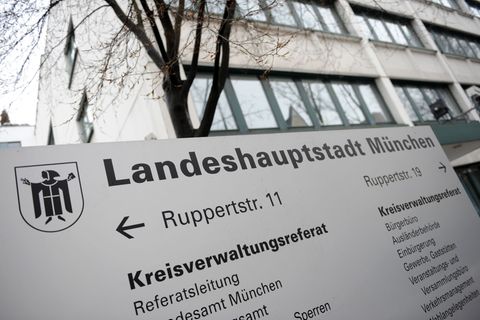 Polizisten durchsuchten am Dienstag Räume der Ausländerbehörde in München
