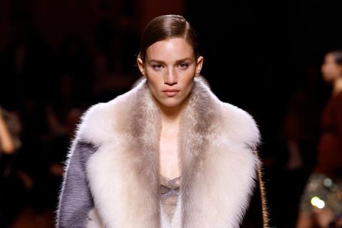 Fendi-Model mit großem Pelzmantel bei den Schauen in Mailand