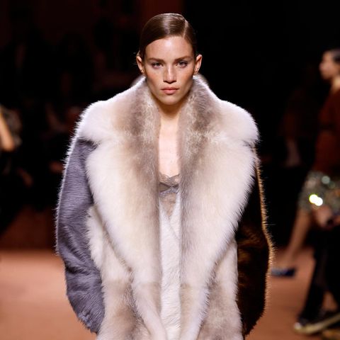 Fendi-Model mit großem Pelzmantel bei den Schauen in Mailand