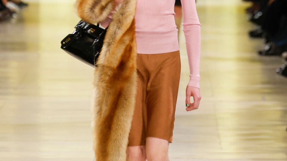 Look 1 der Miu Miu-Show mit Pelz-Stola und Spitz-BH