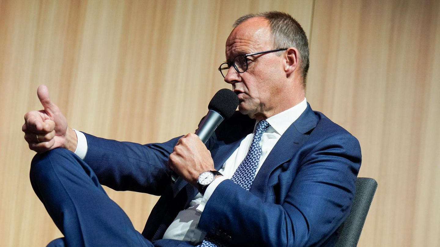 Friedrich Merz gestikuliert bei einer Veranstaltung