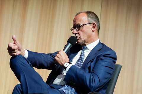 Friedrich Merz gestikuliert bei einer Veranstaltung