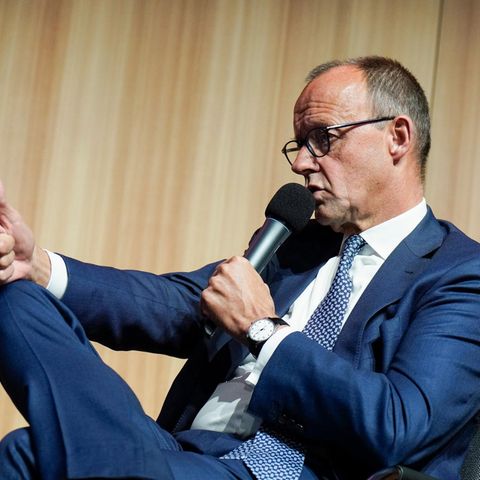 Friedrich Merz gestikuliert bei einer Veranstaltung