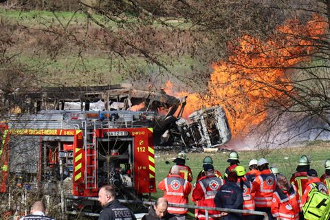 Straßenbahn prallt auf Tanklaster: Augenzeugen berichten (Video)