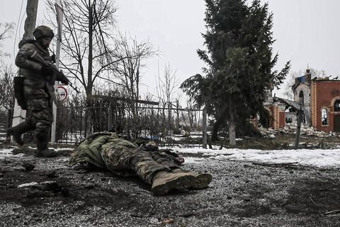Ein toter Soldat der ukrainischen Armee, offenbar nahe Sudscha