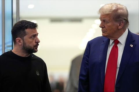 Wolodymyr Selenskyj neben US-Präsident Donald Trump