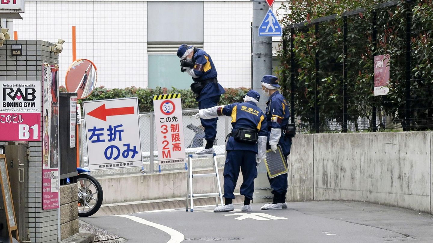Polizisten untersuchen den Tatort in Tokio, nachdem ein Mann eine Influencerin getötet hat