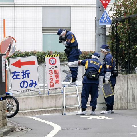 Polizisten untersuchen den Tatort in Tokio, nachdem ein Mann eine Influencerin getötet hat