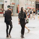 Dünne Beine in Skinny Jeans