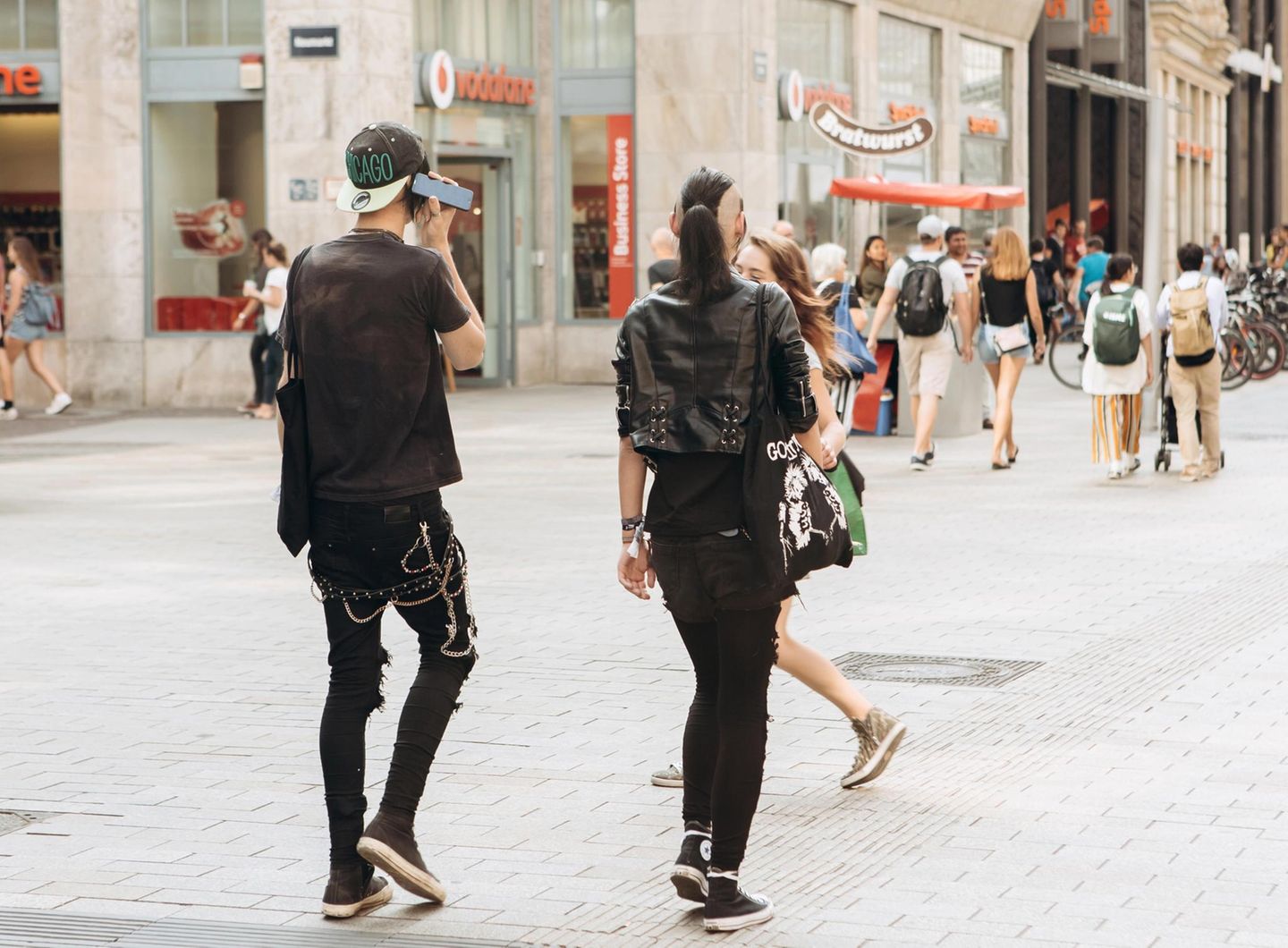 Dünne Beine in Skinny Jeans