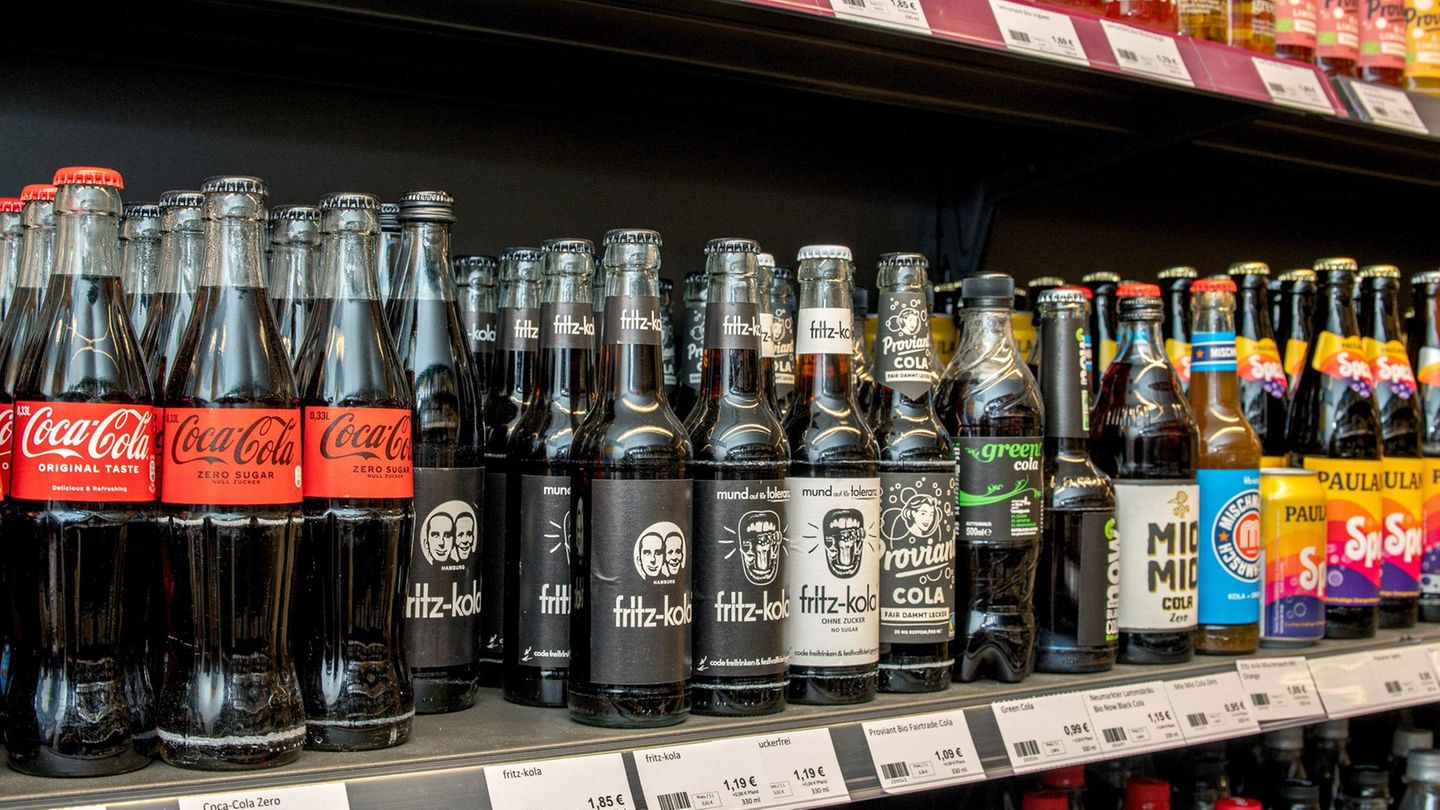 Verschiedene Sorten Cola von verschiedenen Anbietern im Regal