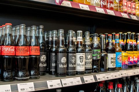 Verschiedene Sorten Cola von verschiedenen Anbietern im Regal