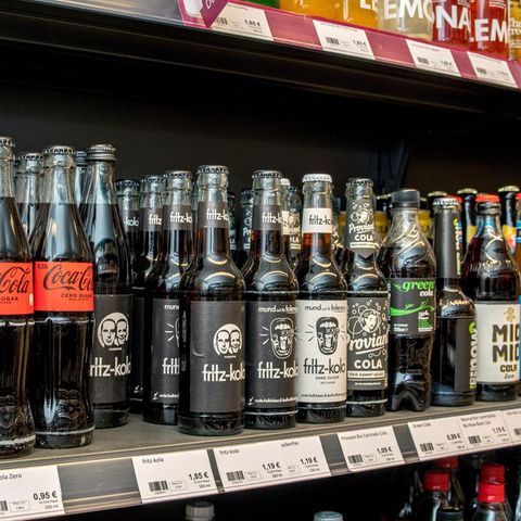 Verschiedene Sorten Cola von verschiedenen Anbietern im Regal