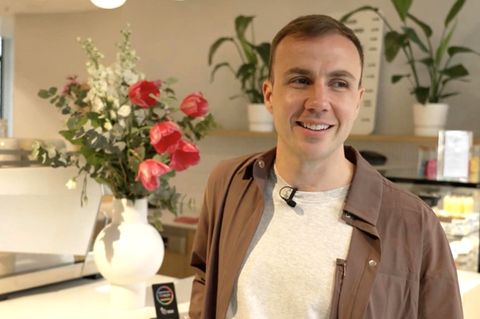Mario Götze steht während eines Interviews in einem Café vor einer Theke