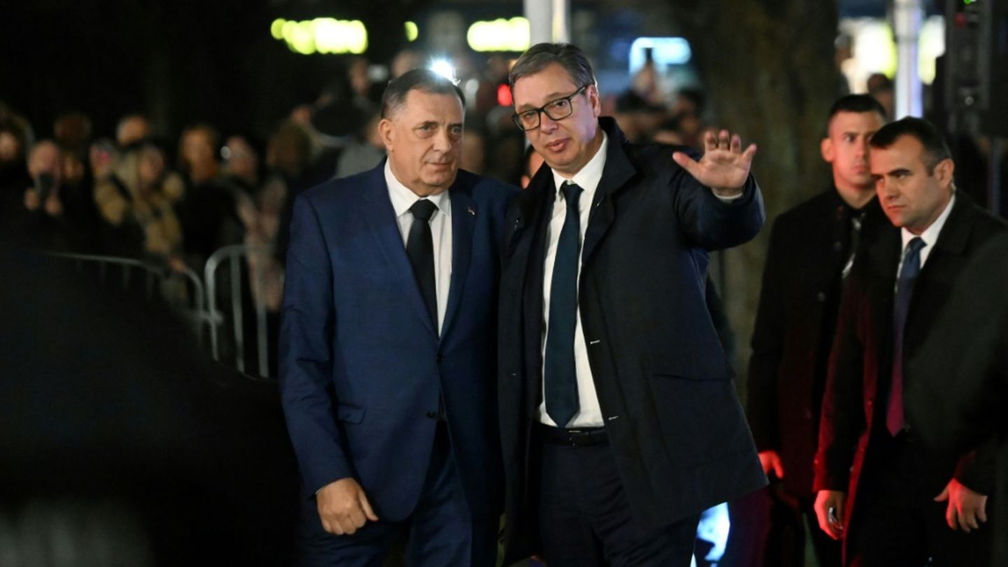 Dodik (l.) mit Serbiens Präsident Vucic Ende Februar