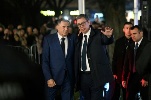 Dodik (l.) mit Serbiens Präsident Vucic Ende Februar