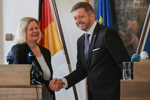 Faeser und Rakusan bei Treffen in Prag im Mai 2024