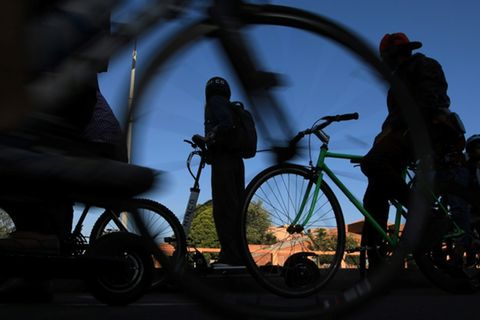 Fahrräder und E-Scooter