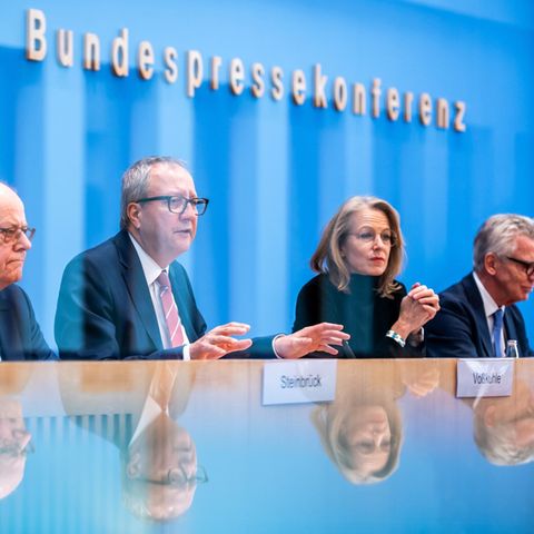Peer Steinbrück, Andreas Voßkuhle, Julia Jäkel und Thomas de Maizière
