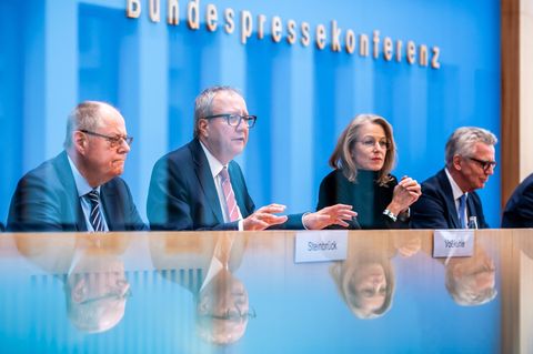 Peer Steinbrück, Andreas Voßkuhle, Julia Jäkel und Thomas de Maizière