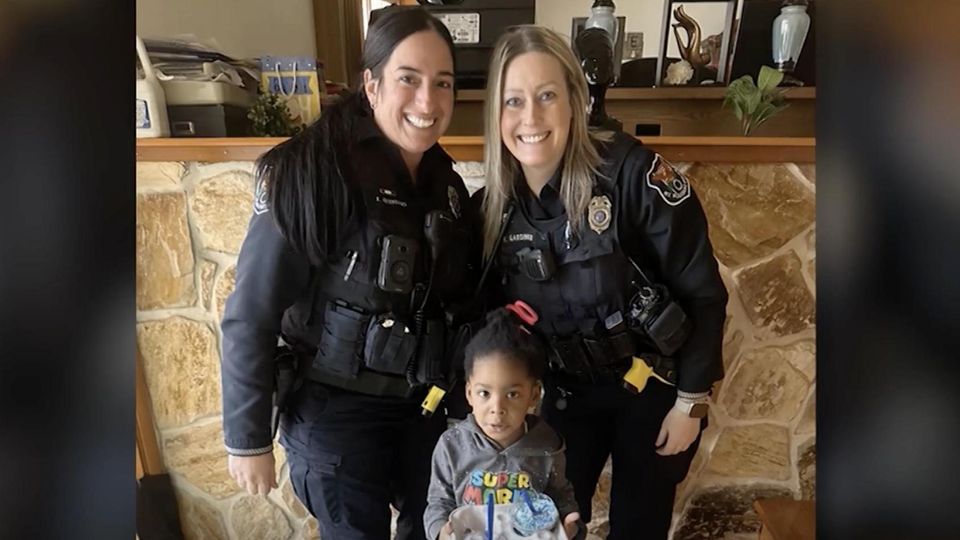 Notrufaufnahme im Video: Vierjähriger ruft Polizei, weil Mama ihm kein Eis gibt Dez'Riel und zwei US-amerikanische Polizistinnen machen ein Foto nach dem das Kleinkind sie gerufen hat