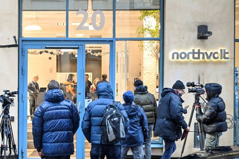 Journalisten vor dem Northvolt-Sitz in Stockholm im Januar