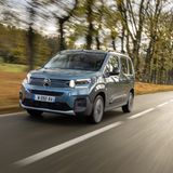 Unter den geräumigen Familienmodellen ist der Citroen Berlingo in Europa eine feste Größe. Der Franzose ist einer der wenigen Hochdachkombis, der sich über die Jahrzehnte im Modellangebot gehalten hat. Dabei hat er nicht nur Platz im Überfluss für den nächsten Ausflug mit jedem nur erdenklichen Freizeitgerät, sondern auch die nahezu freie Wahl des Antriebs, denn der geräumige Franzose ist als Benziner, Diesel oder Elektroversion zu bekommen – zu Preisen ab 23.540 Euro