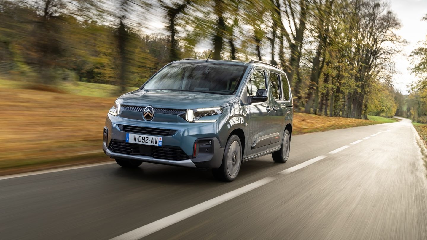 Unter den geräumigen Familienmodellen ist der Citroen Berlingo in Europa eine feste Größe. Der Franzose ist einer der wenigen Hochdachkombis, der sich über die Jahrzehnte im Modellangebot gehalten hat. Dabei hat er nicht nur Platz im Überfluss für den nächsten Ausflug mit jedem nur erdenklichen Freizeitgerät, sondern auch die nahezu freie Wahl des Antriebs, denn der geräumige Franzose ist als Benziner, Diesel oder Elektroversion zu bekommen – zu Preisen ab 23.540 Euro