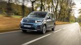 Unter den geräumigen Familienmodellen ist der Citroen Berlingo in Europa eine feste Größe. Der Franzose ist einer der wenigen Hochdachkombis, der sich über die Jahrzehnte im Modellangebot gehalten hat. Dabei hat er nicht nur Platz im Überfluss für den nächsten Ausflug mit jedem nur erdenklichen Freizeitgerät, sondern auch die nahezu freie Wahl des Antriebs, denn der geräumige Franzose ist als Benziner, Diesel oder Elektroversion zu bekommen – zu Preisen ab 23.540 Euro