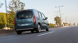 Das Ladevolumen: üppige 775 bis 1050 Liter – praktisch zu be- und entladen per Schiebetür. Leider ist die 100 kW / 136 PS starke Variante des e-Berlingo mit einem Preis ab 36.940 Euro alles andere als günstig. Der Mehrpreis lässt sich durch etwaige Ersparnisse beim Kraftstoff über die Lebenszeit kaum herausfahren, und die maximale Reichweite ist mit 350 Kilometern durch den 50-kWh-Akku recht überschaubar